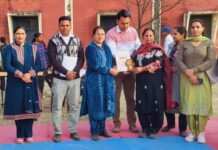 ਸ਼੍ਰੀਮਤੀ ਮਮਤਾ ਰਾਣੀ (ਪੀ.ਟੀ.ਆਈ.) ਨੂੰ ਬੀ.ਐੱਨ.ਓ. ਸ਼੍ਰੀਮਤੀ ਮੀਨਾ ਨਾਰੰਗ ਨੇ ਕੀਤਾ ਸਨਮਾਨਿਤ