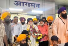 ਸ੍ਰੀ ਗੁਰੂ ਤੇਗ਼ ਬਹਾਦੁਰ ਜੀ ਦੇ 350 ਸਾਲਾ ਸ਼ਹੀਦੀ ਸ਼ਤਾਬਦੀ ਸਮਾਗਮ ਵਿੱਚ ਸ਼ਾਮਿਲ ਹੋਣ ਨਾਂਦੇੜ ਪਹੁੰਚੇ ਬਾਬਾ ਹਰਨਾਮ ਸਿੰਘ ਖਾਲਸਾ, ਸਿੱਖ ਸੰਗਤ ਨੇ ਏਅਰਪੋਰਟ ‘ਤੇ ਕੀਤਾ ਨਿੱਘਾ ਸਵਾਗਤ