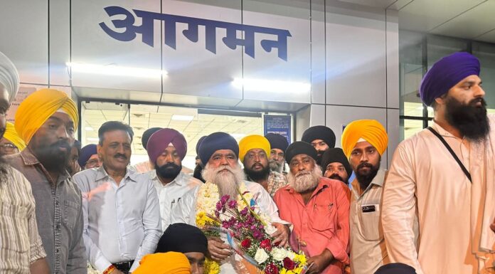 ਸ੍ਰੀ ਗੁਰੂ ਤੇਗ਼ ਬਹਾਦੁਰ ਜੀ ਦੇ 350 ਸਾਲਾ ਸ਼ਹੀਦੀ ਸ਼ਤਾਬਦੀ ਸਮਾਗਮ ਵਿੱਚ ਸ਼ਾਮਿਲ ਹੋਣ ਨਾਂਦੇੜ ਪਹੁੰਚੇ ਬਾਬਾ ਹਰਨਾਮ ਸਿੰਘ ਖਾਲਸਾ, ਸਿੱਖ ਸੰਗਤ ਨੇ ਏਅਰਪੋਰਟ ‘ਤੇ ਕੀਤਾ ਨਿੱਘਾ ਸਵਾਗਤ