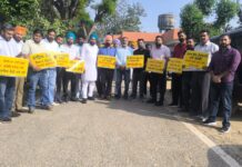 *ਸਮਾਣਾ ਵਿੱਚ ਸੈਣੀ ਨੂੰ ਦਿਖਾਏ ਕਾਲੇ ਝੰਡੇ, ‘ਆਪ’ ਨੇ ‘ਗੋ ਬੈਕ’ ਦੇ ਨਾਅਰਿਆਂ ਨਾਲ ਕੀਤਾ ਜ਼ੋਰਦਾਰ ਪ੍ਰਦਰਸ਼ਨ*