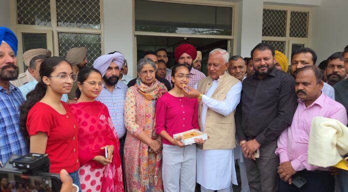 ਕੈਬਨਿਟ ਮੰਤਰੀ ਬਰਿੰਦਰ ਕੁਮਾਰ ਗੋਇਲ ਵੱਲੋਂ ਸਰਕਾਰੀ ਸਕੂਲ ਦੀ ਹੋਣਹਾਰ ਵਿਦਿਆਰਥਣ ਜਪਨੀਤ ਕੌਰ ਦਾ ਸਨਮਾਨ