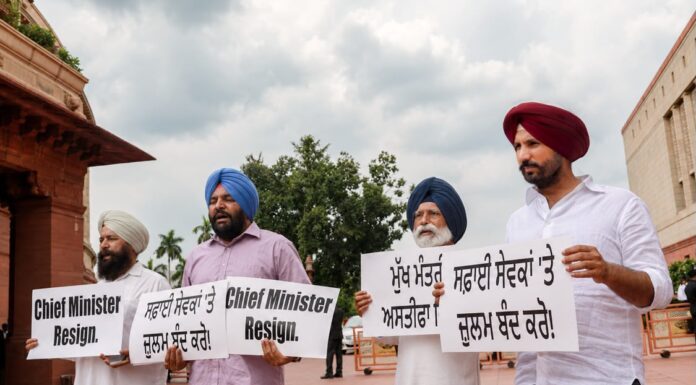 ਕਾਂਗਰਸੀ ਸੰਸਦ ਮੈਂਬਰਾਂ ਵੱਲੋਂ ਪੇਪਰ ਲੀਕ ਖਿਲਾਫ਼ ਸੰਸਦ ਭਵਨ ਦੇ ਬਾਹਰ ਪ੍ਰਦਰਸ਼ਨ