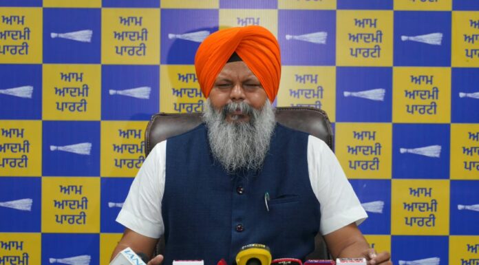 ਭਾਜਪਾ ਦੇ ਮਨ ਵਿੱਚ ਸਿੱਖ ਭਾਵਨਾਵਾਂ ਲਈ ਕੋਈ ਸਤਿਕਾਰ ਨਹੀਂ, ਜੁੱਤੀਆਂ ਸਮੇਤ ਗੁਰਦੁਆਰਾ ਸ੍ਰੀ ਬੰਗਲਾ ਸਾਹਿਬ ‘ਚ ਪੁਲਿਸ ਦਾ ਦਾਖਲਾ ਨਾ-ਬਖਸ਼ਣਯੋਗ ਗੁਨਾਹ: ਮਨਵਿੰਦਰ ਸਿੰਘ ਗਿਆਸਪੁਰਾ